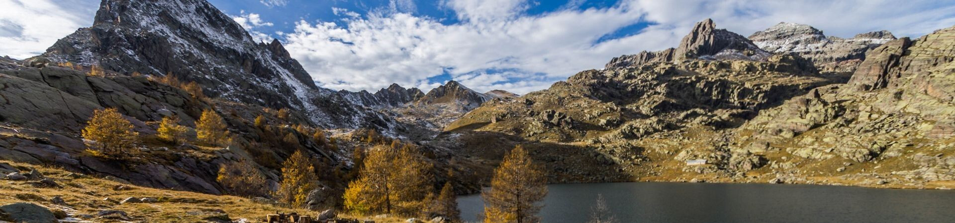 Lac de montagne et mélèzes en automne - Parc du Mercantour - Alpes