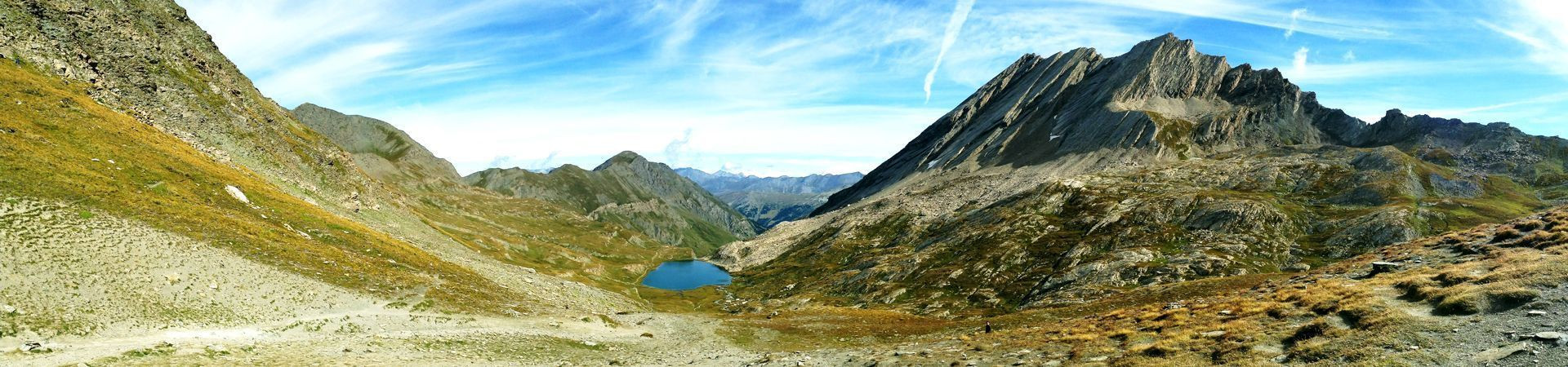 Lac de montagne dans un cirque rocheux - Queyras - Alpes - France