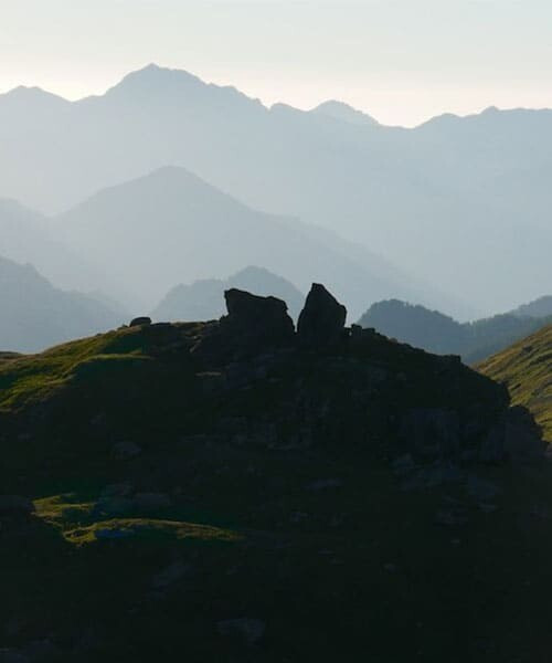 Crêtes montagneuses au crépuscule sur le Tour des Géants - Val d'Aoste - Italie