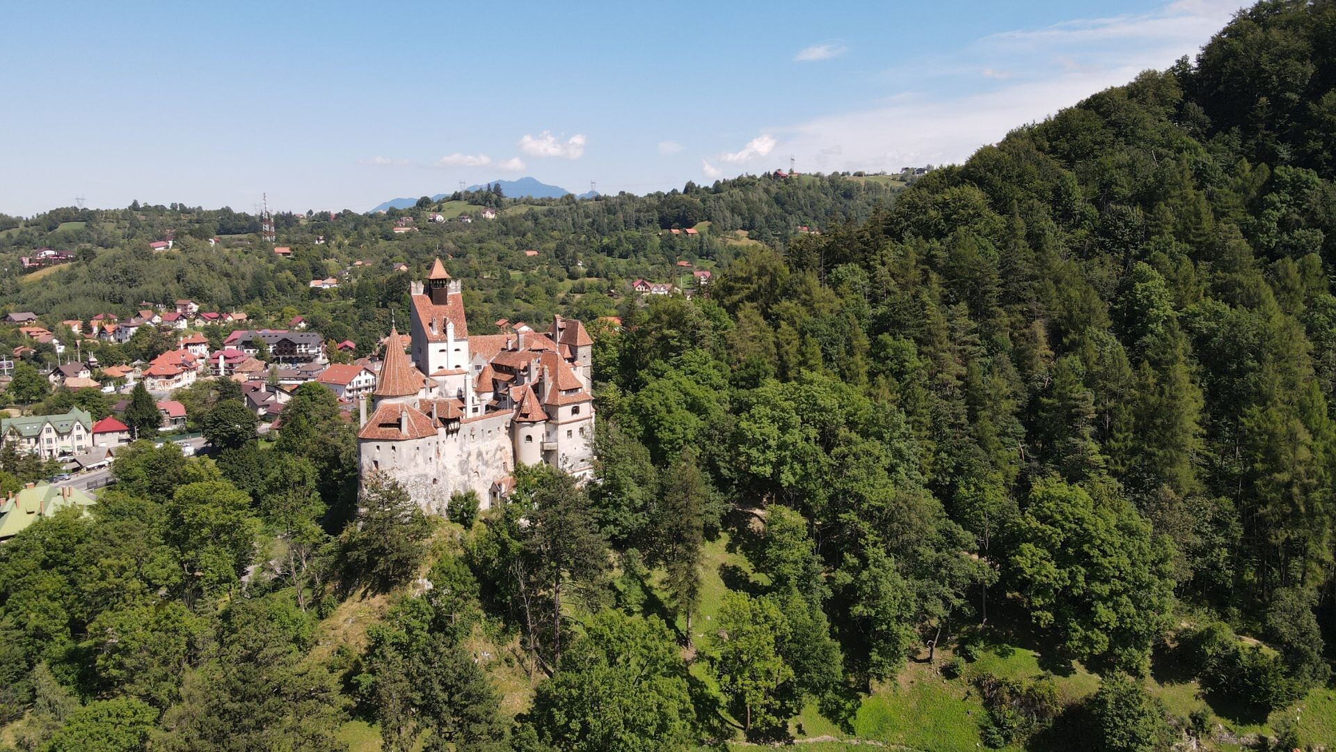 Château de Bran sur sa colline boisée - Carpates - Roumanie