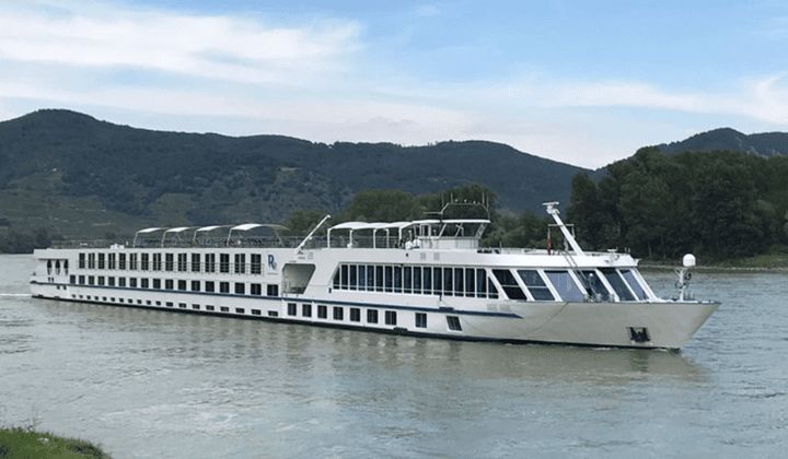 Bateau de croisiere MS Manon naviguant sur le Danube - Autriche