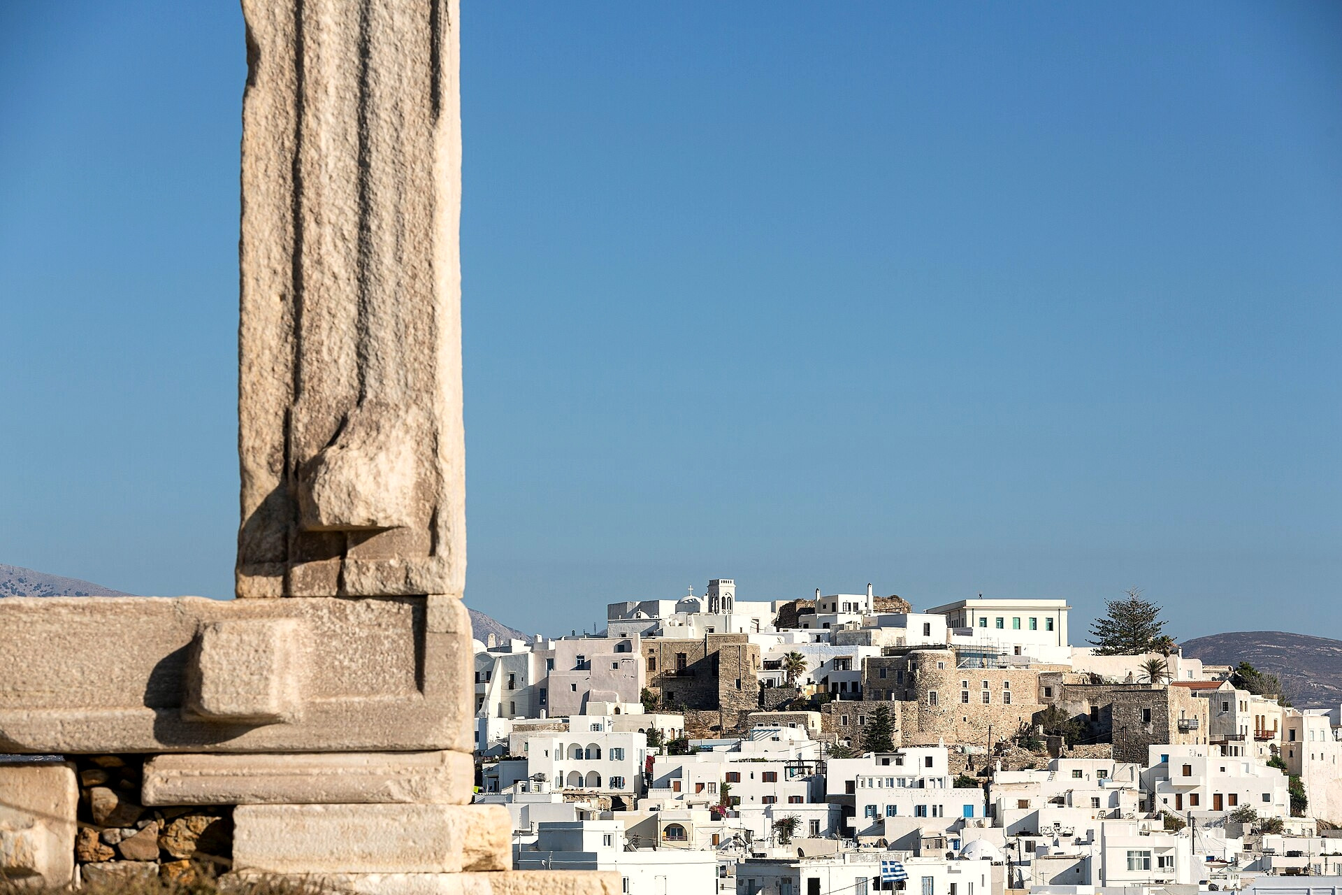 © Manfred Werner (Tsui), Wikimedia Commons (CC BY-SA 4.0) La Portara et la ville de Naxos, sur la même île que le Nissaki Beach Hotel