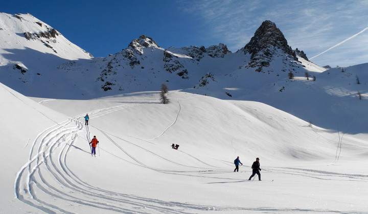 Ski de randonnée nordique sous des sommets rocheux - Haute Ubaye - France
