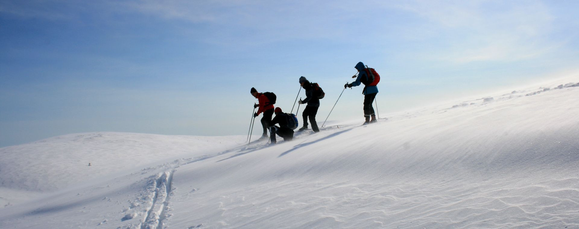 Skieurs nordiques sur une crête venteuse enneigée - Fjell - Laponie finlandaise