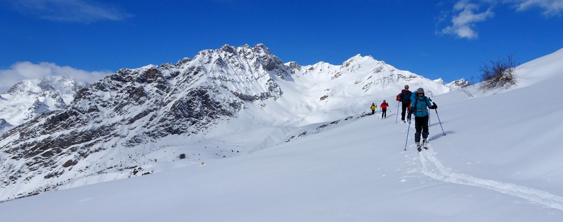 Skieurs de randonnée gravissant une pente enneigée - Val Maira - Italie