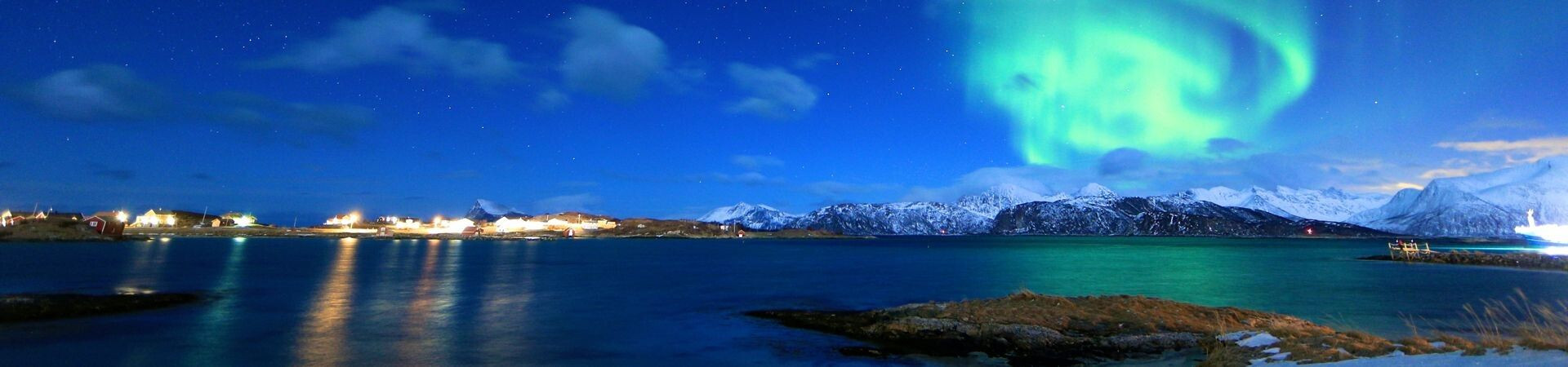 Aurore boréale sur village côtier et montagnes enneigées - Lofoten - Norvège