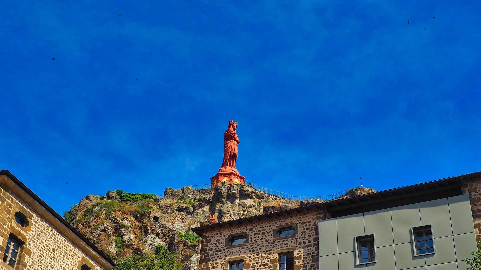 © Anouk Anglade Statue Notre-Dame de France dominant la ville - Le Puy-en-Velay - France