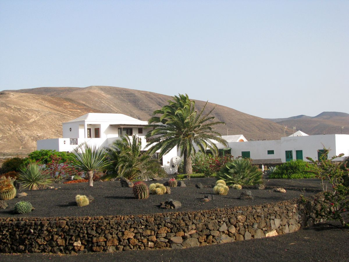 Notre jardin et les maisons blanches typiques de l'île