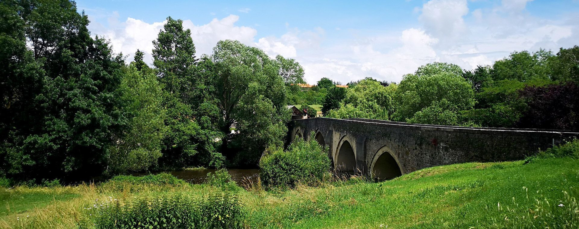 Vieux pont de pierre sur la Vélo Francette - France