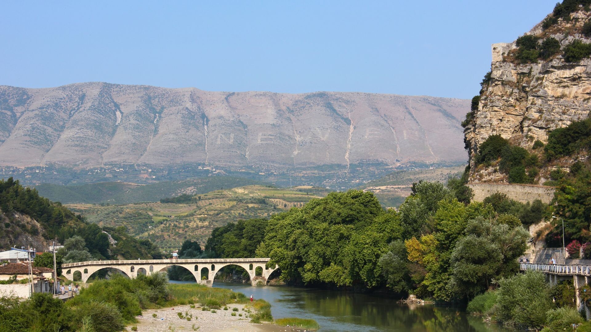 Pont Gorica et inscription sur la colline - Berat - Albanie
