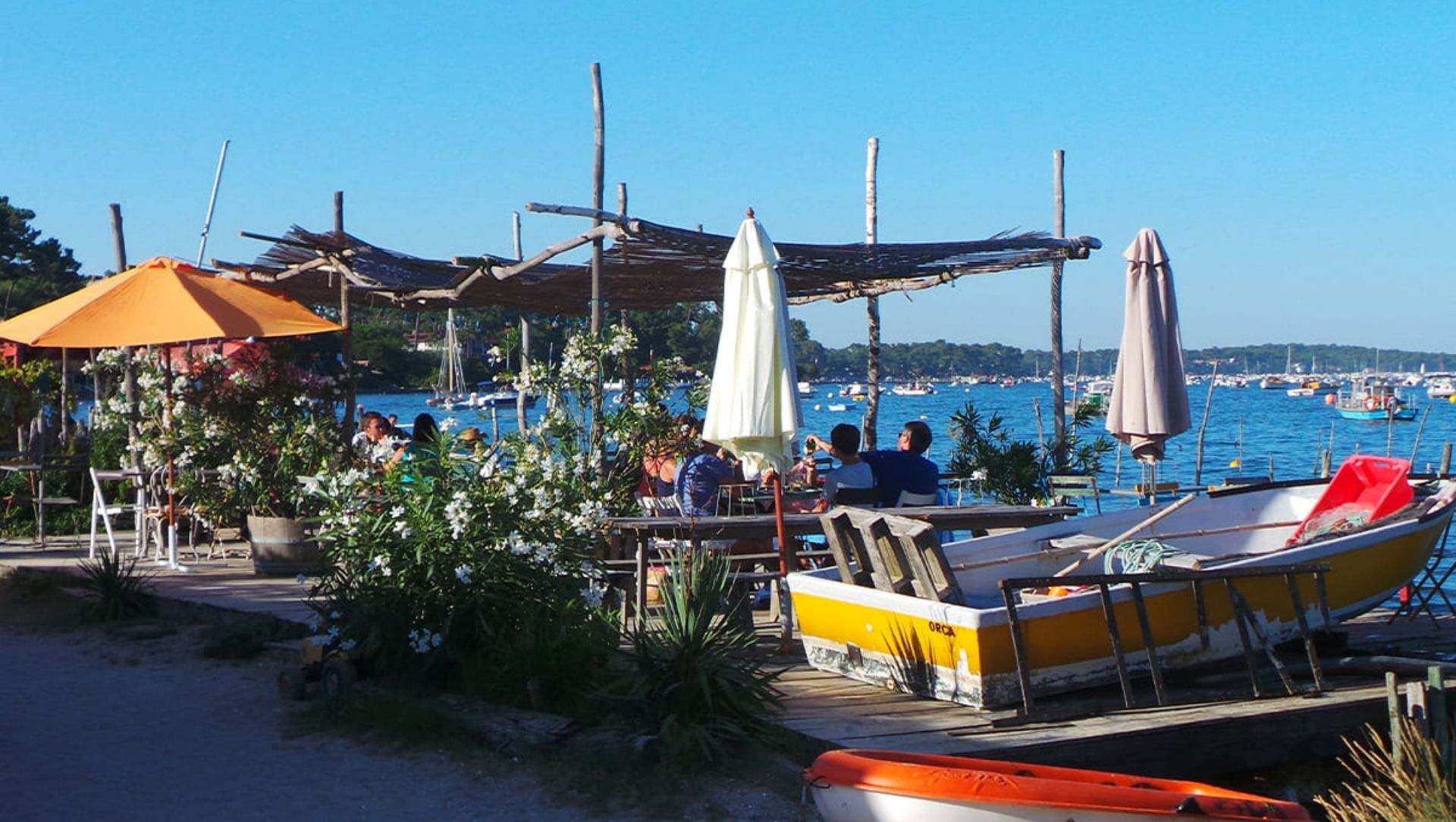 © Angélique Saget Bar à huîtres dans un village de la presqu'île du Cap Ferret - Bassin d'Arcachon - France