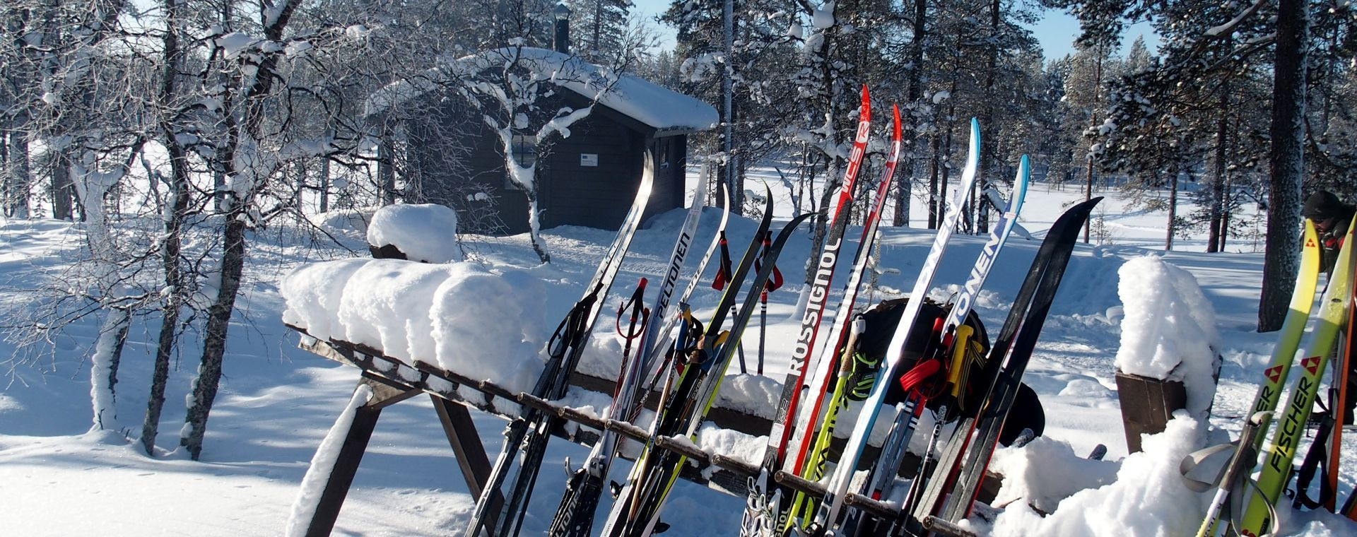 Paires de skis de fond devant un chalet enneigé - Saariselkä - Laponie - Finlande