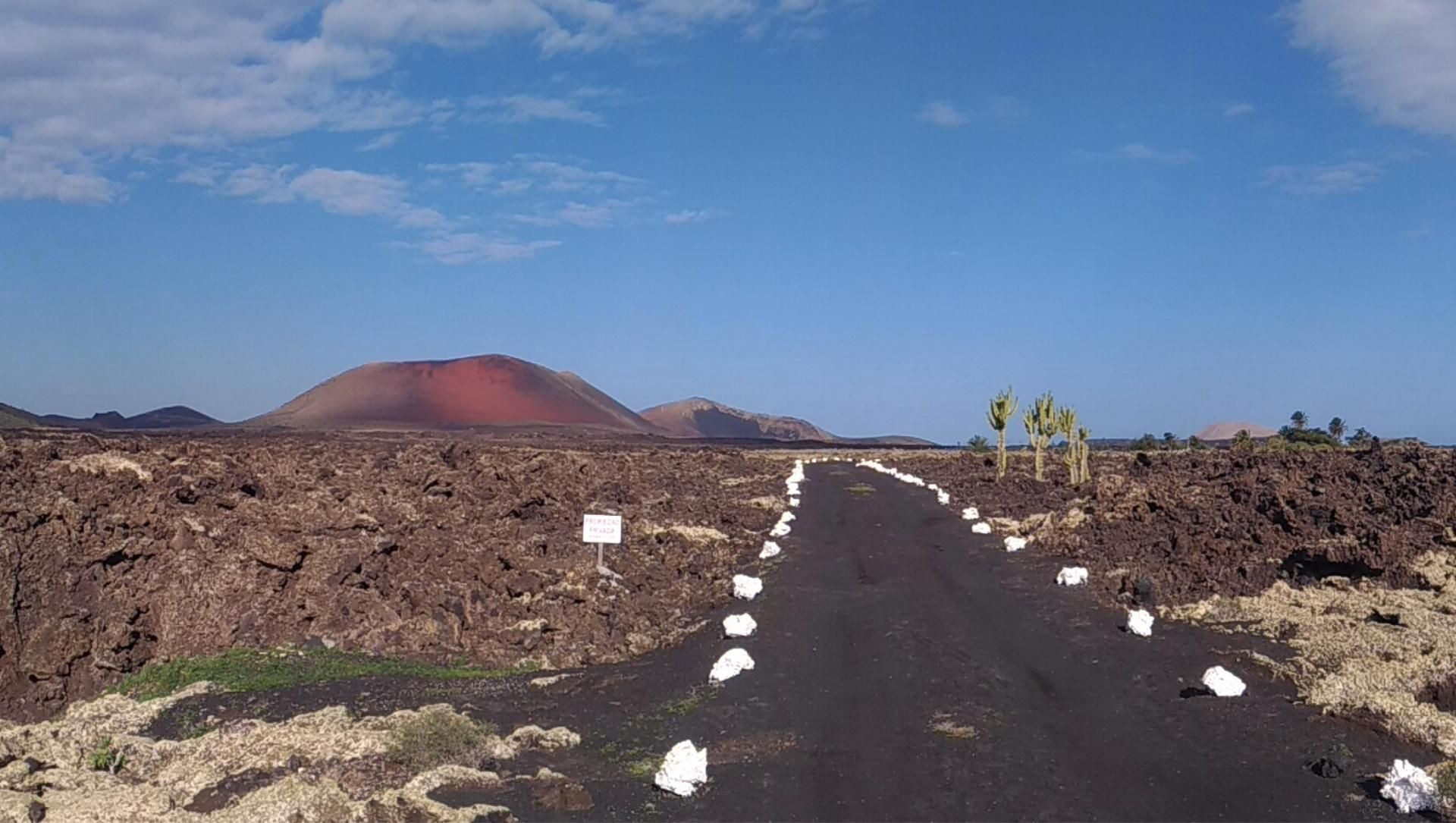 © Jean-Claude Praire Volcan et champ de lave - Lanzarote - Îles Canaries