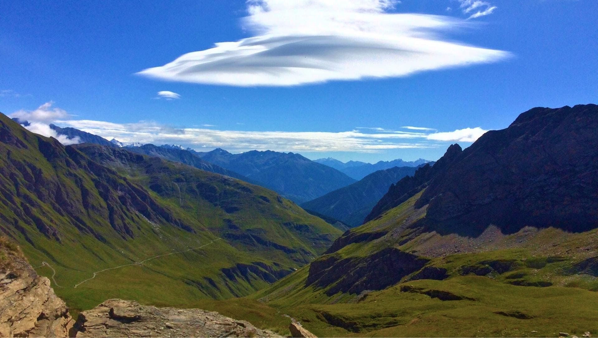 Panorama de vallée verdoyante sur le Tour des Géants - Val d'Aoste - Italie