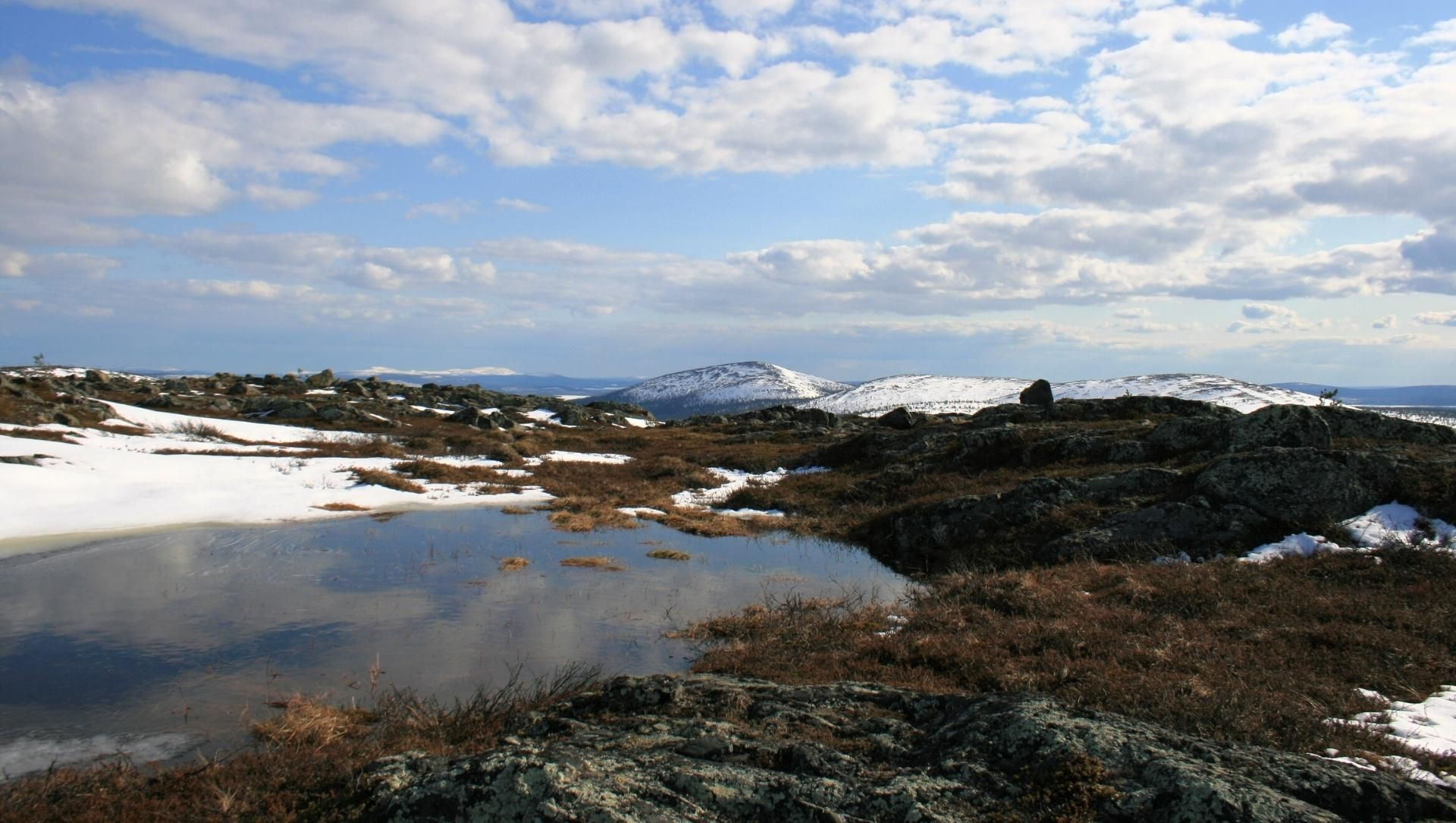Toundra enneigée et lac de fonte - Laponie - Finlande