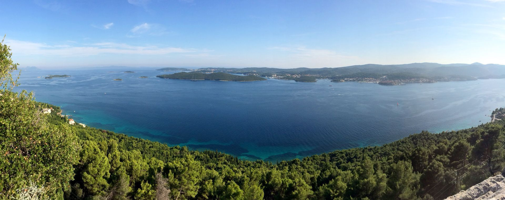 Panorama sur les îles et la mer depuis les hauteurs boisées - Dalmatie - Croatie