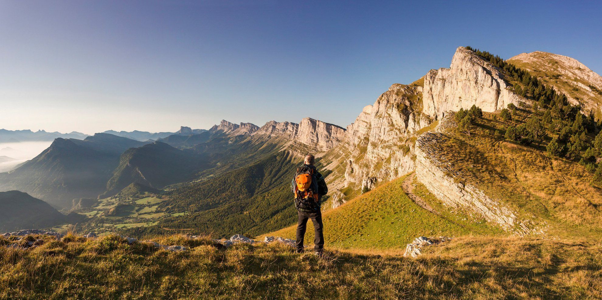 Randonneur face aux falaises du Vercors - Alpes - France