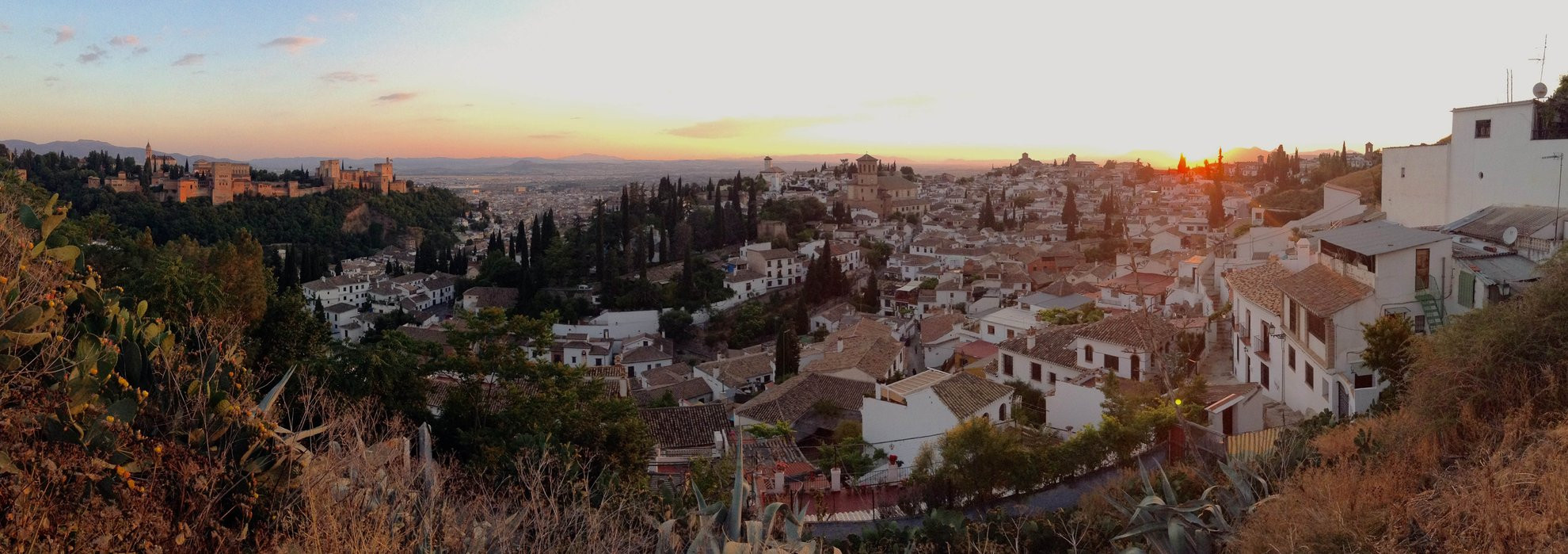 Vue panoramique de Grenade et l'Alhambra au coucher du soleil - Andalousie - Espagne