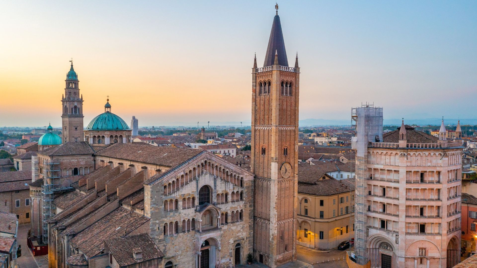Cathédrale et baptistère de Parme au coucher du soleil - Italie