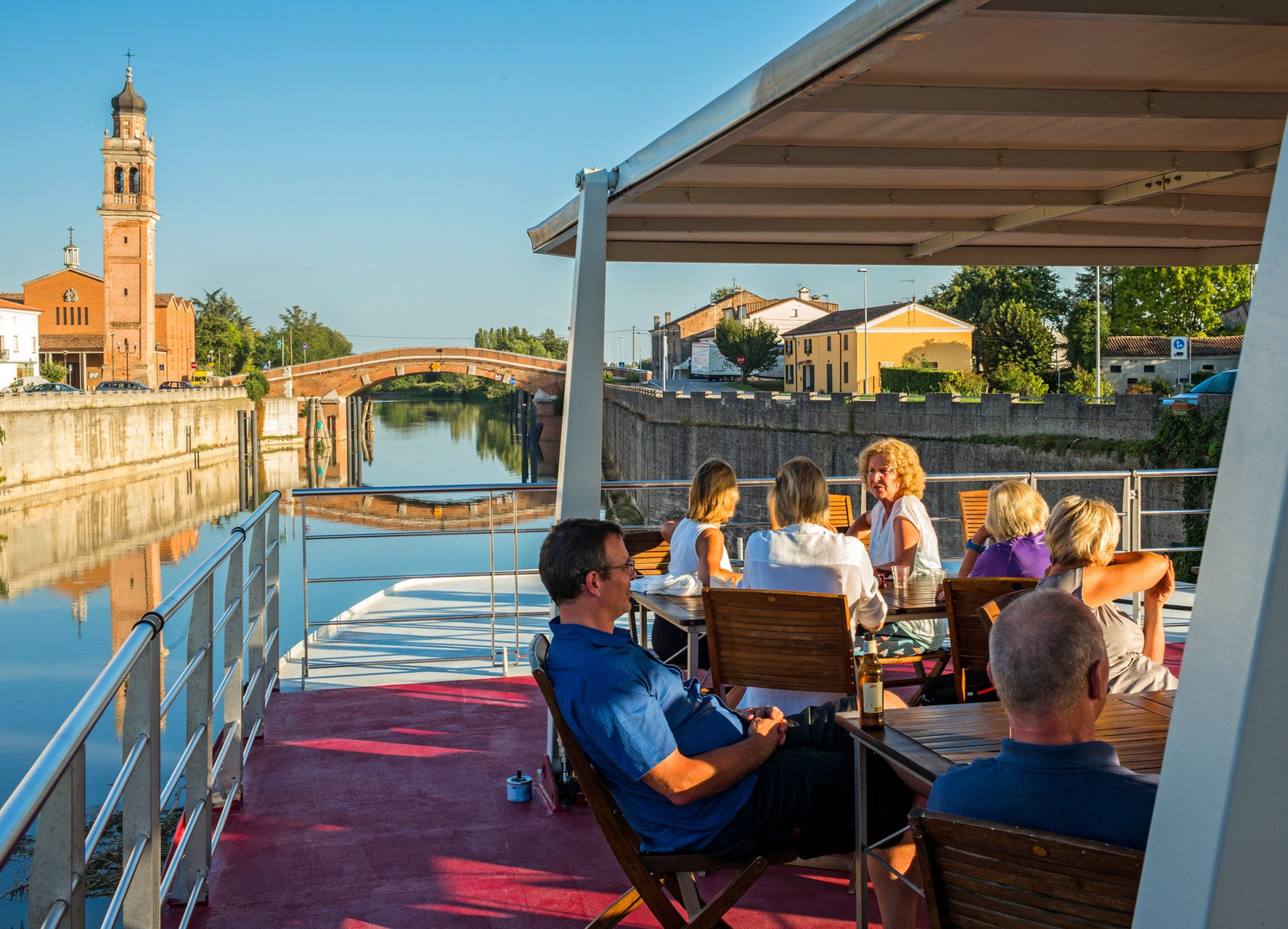 © Girolibero Passagers sur le pont d'une péniche - Italie