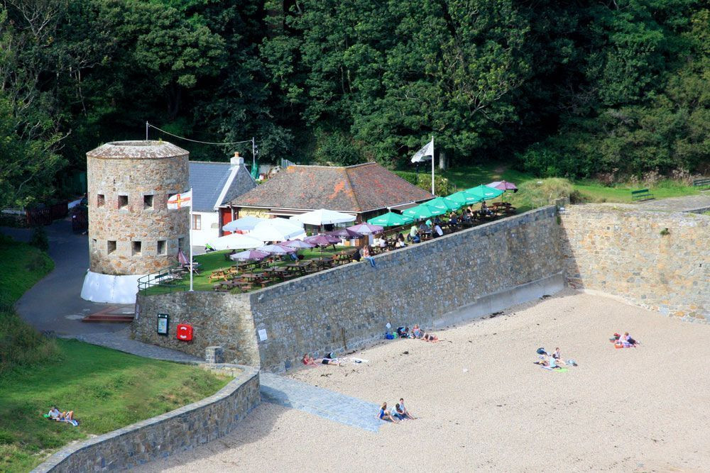 Petit Bôt Bay sur la côte sud – Son café, sa plage et sa tour Martello © François Ribard