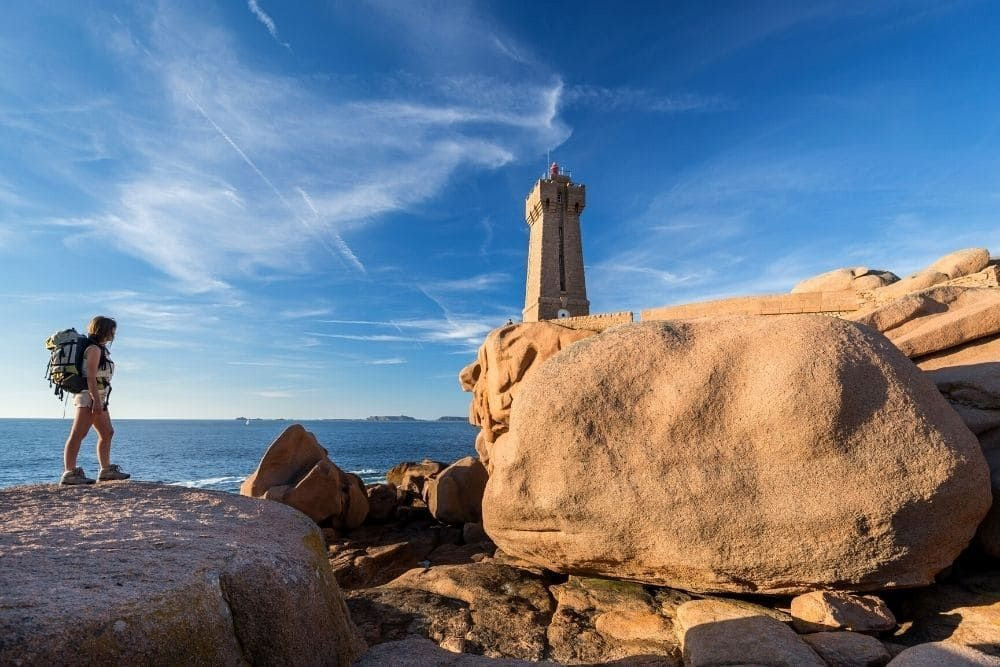 Phare de Men Ruz sur la côte de Granit Rose