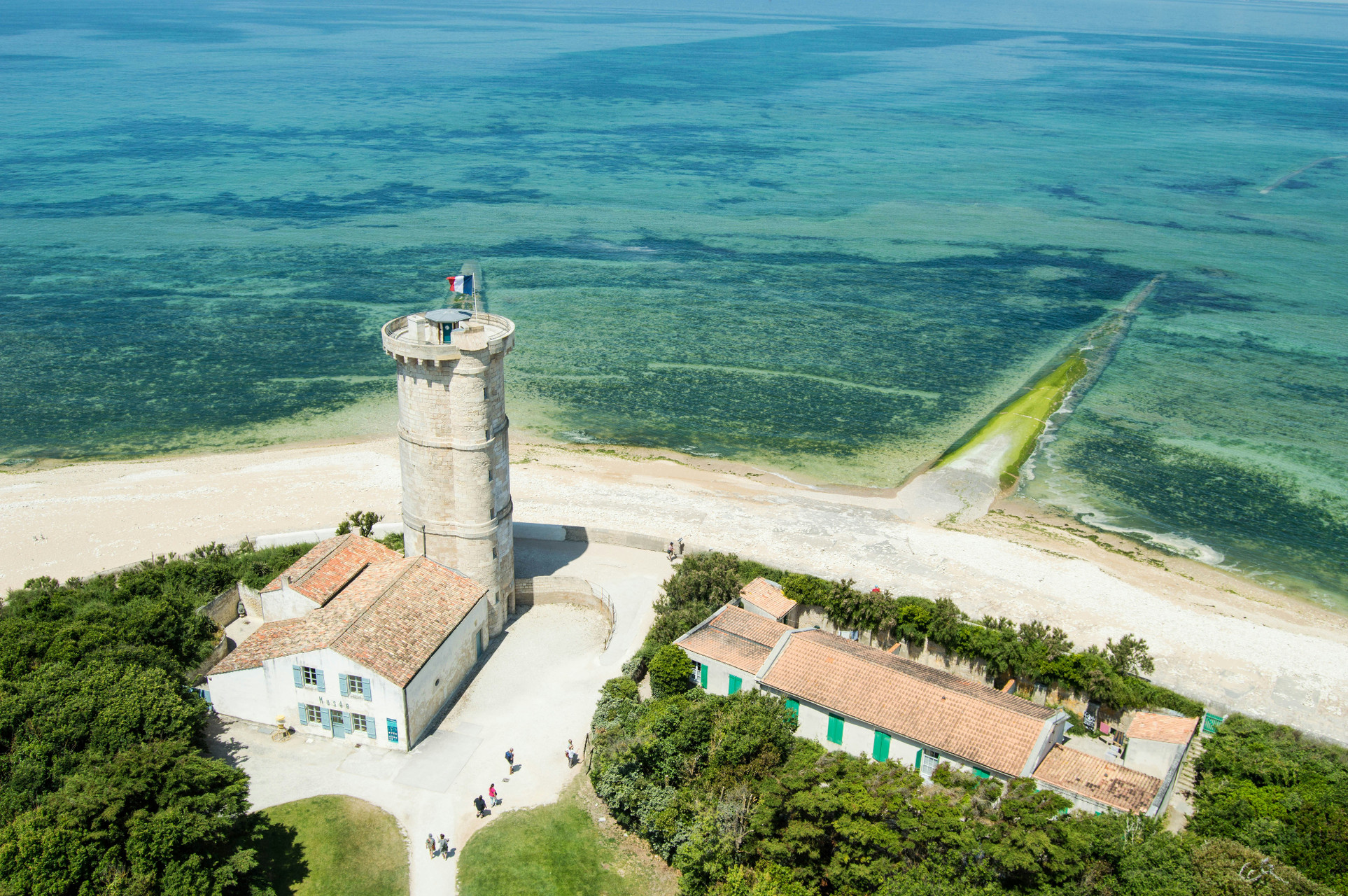 Phare des baleines face mer-Ile-de-Ré-unsplash