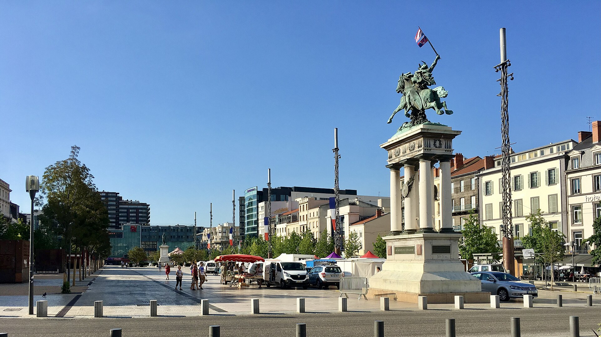 © Florent Pécassou Place de Jaude et statue de Vercingetorix - Clermont-Ferrand - France