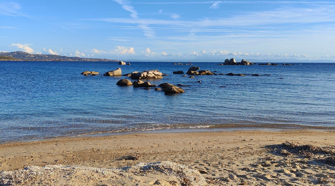 Plage aux eaux turquoise de Corse