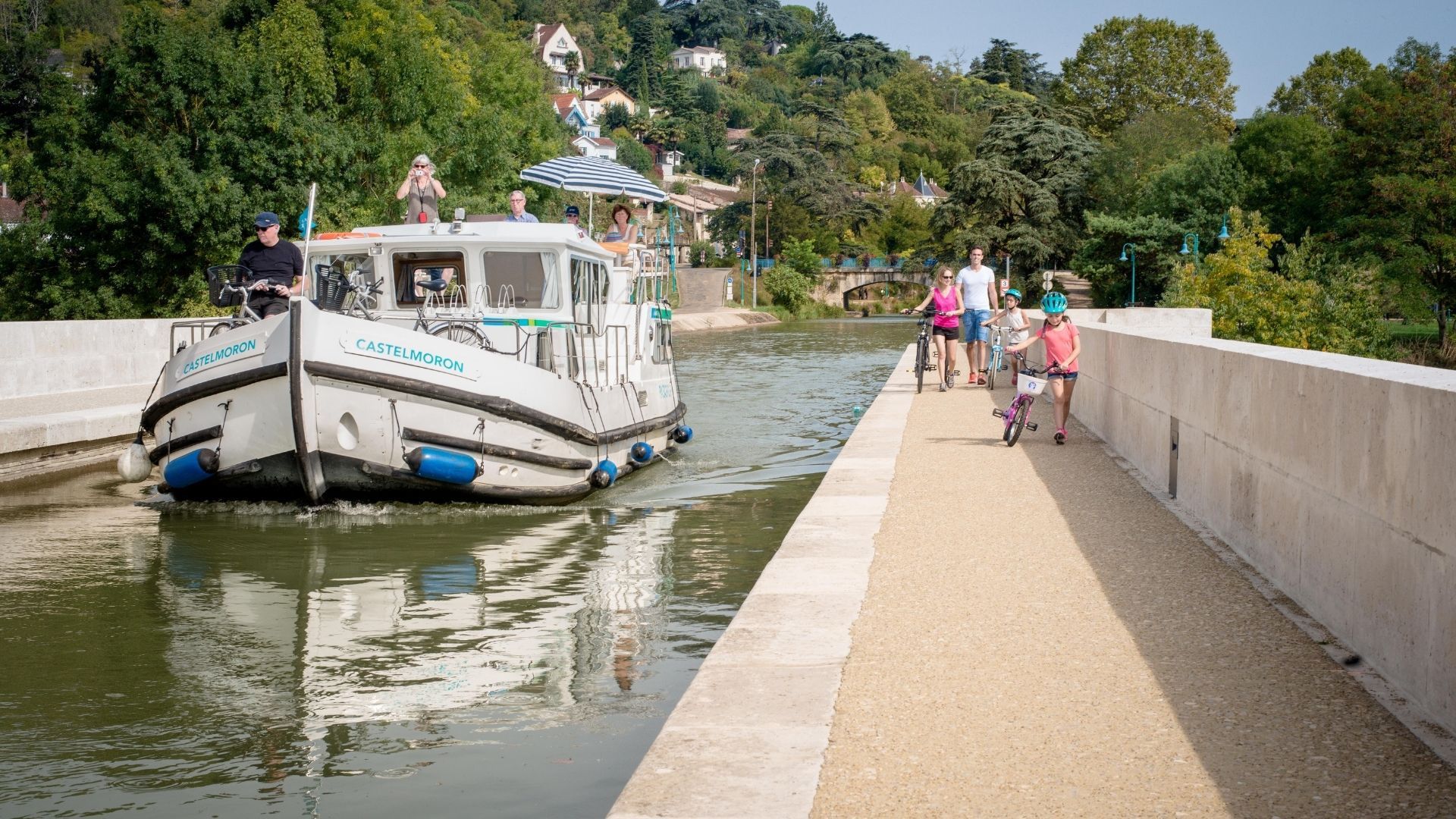 Péniche et cyclistes sur le pont-canal d'Agen - Lot-et-Garonne - France