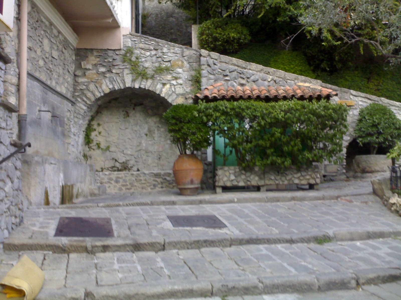 © Jpmgir Porte et ruelle pavée dans le village de Lucéram - Alpes-Maritimes