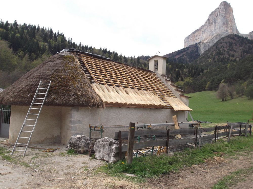 Pose des premières gerbes de paille sur la chapelle - Trézanne - France (3)