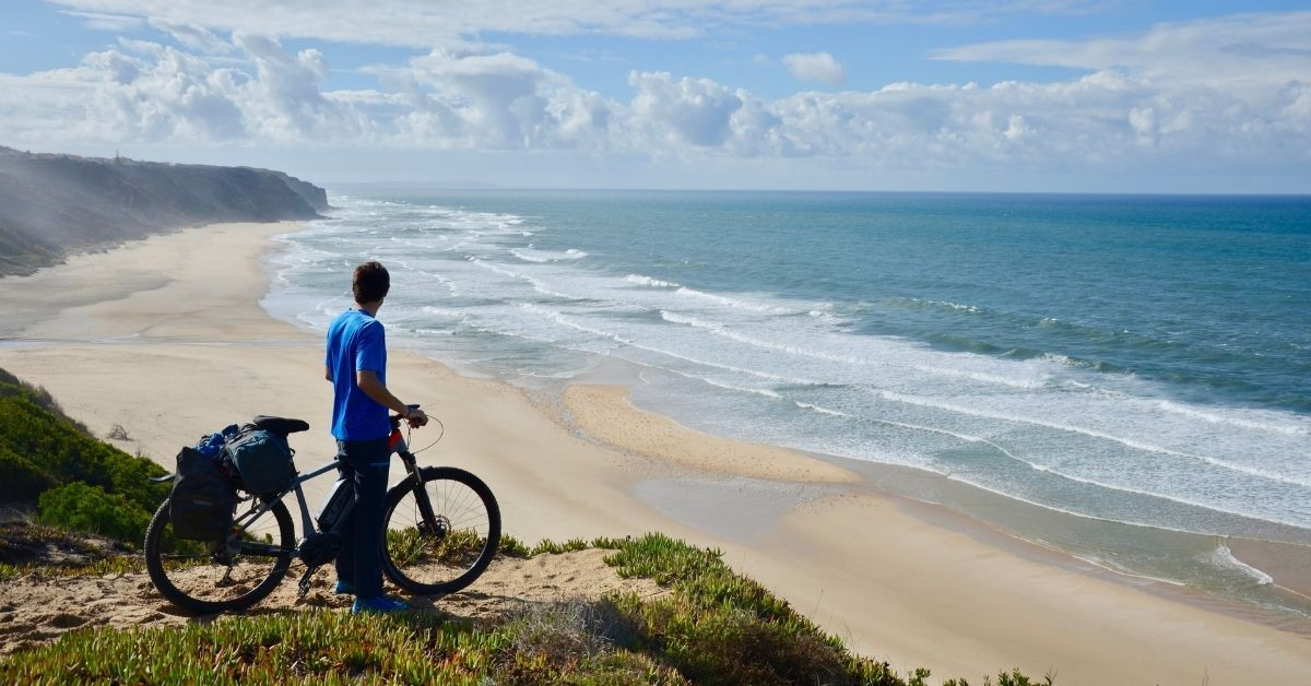 © Matthieu Offredi Cycliste face à la plage de Paredes da Vitória - Portugal