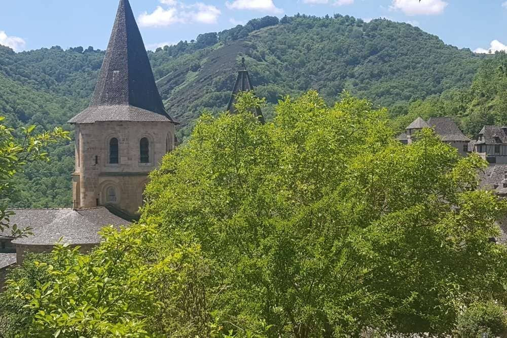 © Anne-Marie Billault Première vue sur l'abbaye de Conques © Anne-Marie Billault