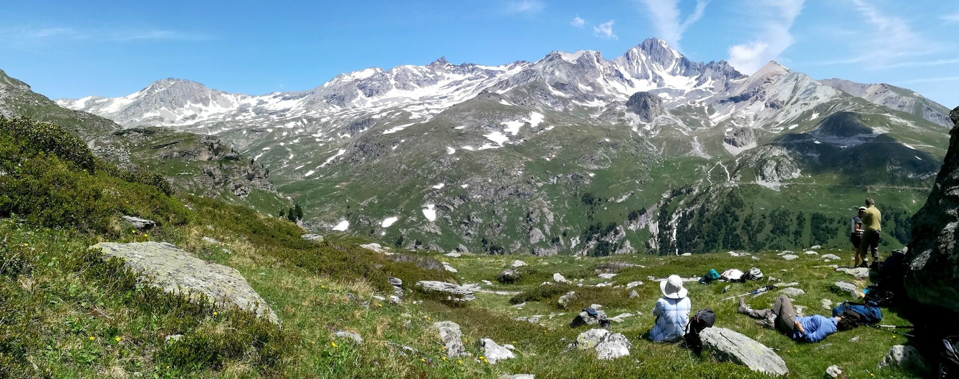 Randonneurs en pause face aux sommets enneigés - Massif de la Vanoise - Alpes françaises