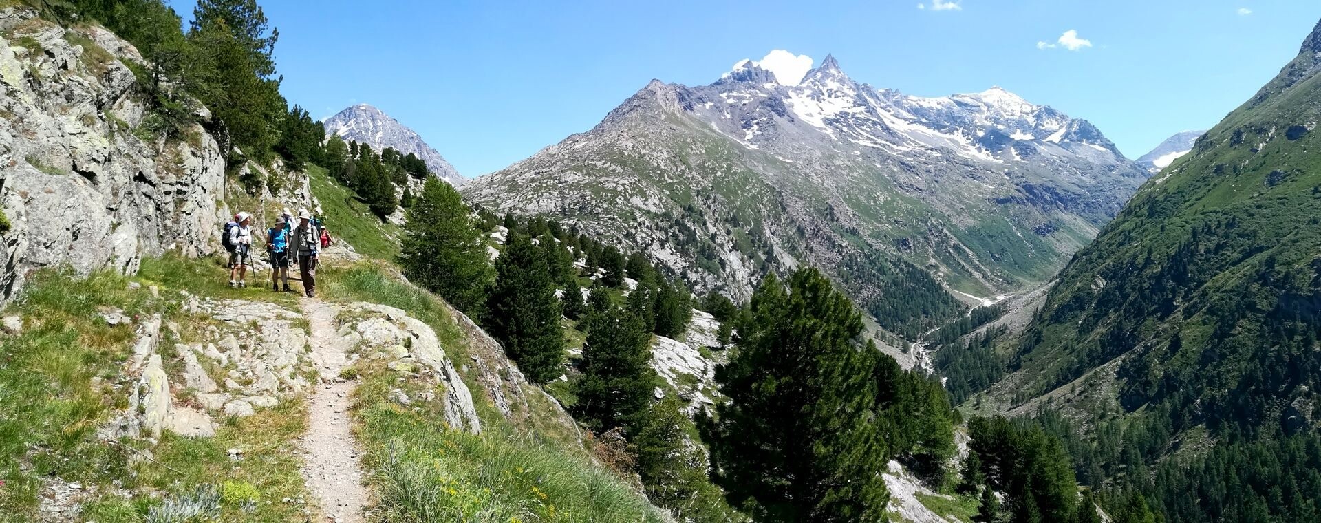 Randonneurs sur un sentier de montagne - Massif de la Vanoise - Alpes françaises