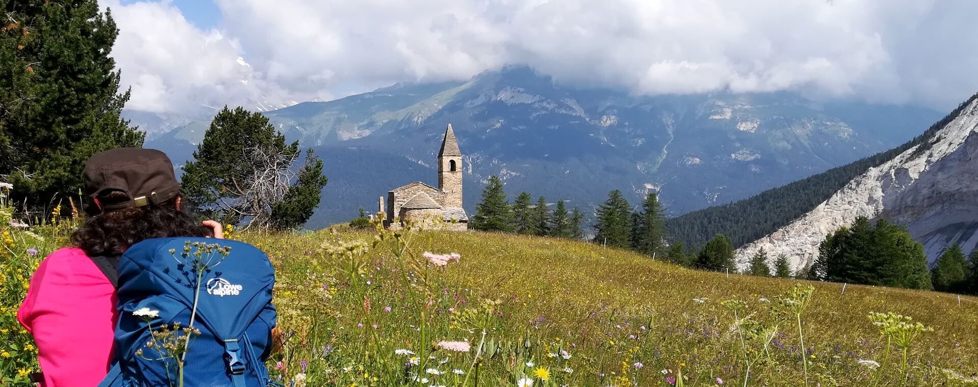 Randonneuse devant une chapelle de montagne - Haute-Maurienne - Massif de la Vanoise