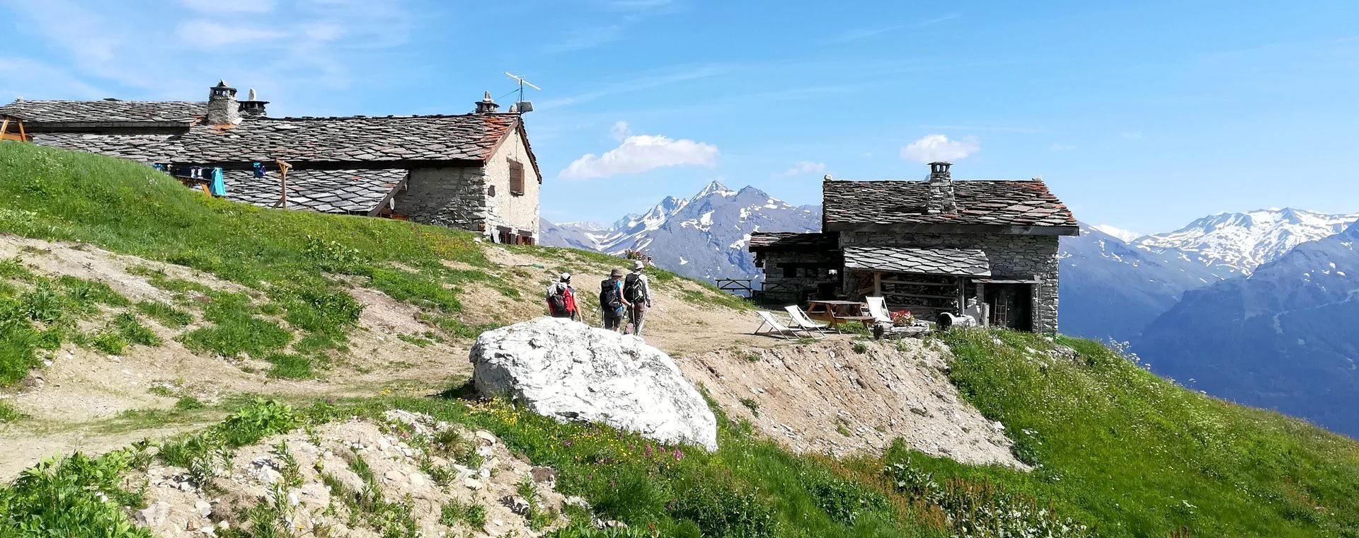 Randonneurs près de chalets d'alpage - Massif de la Vanoise - Alpes françaises