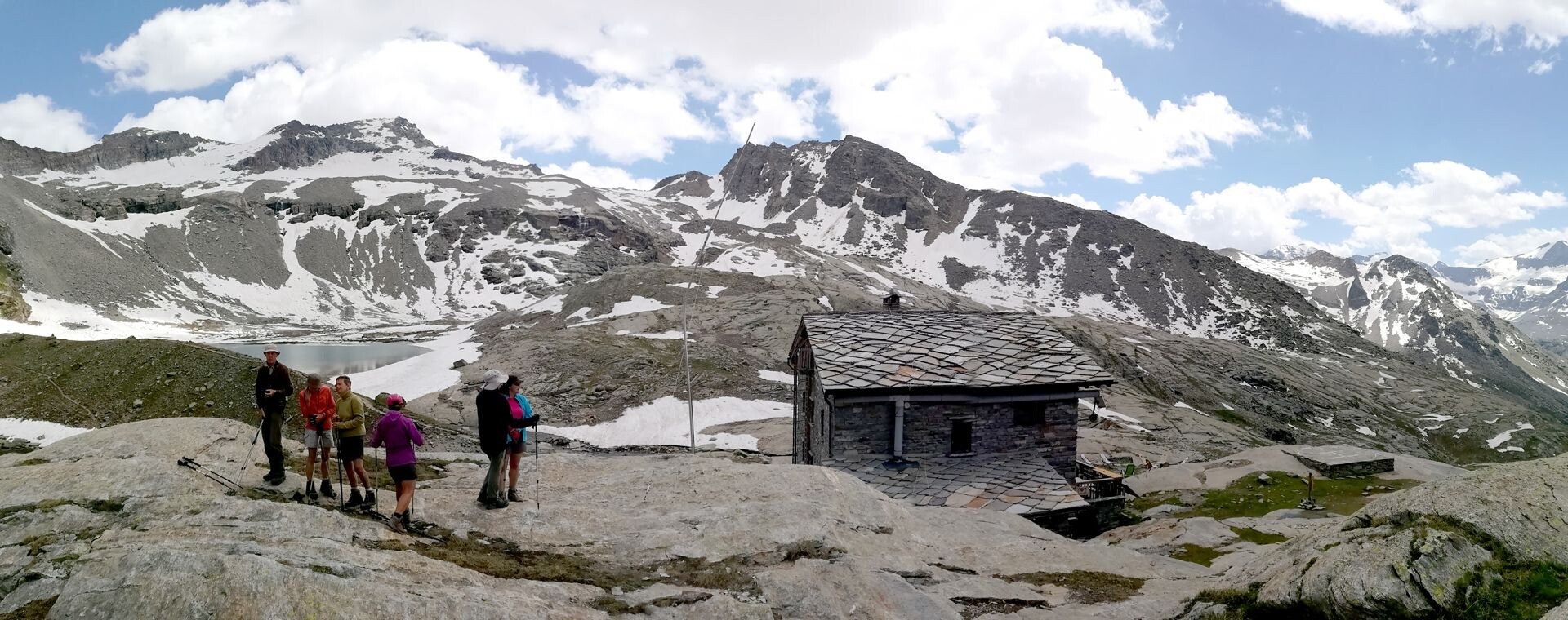 Randonneurs près d'un refuge de montagne - Massif de la Vanoise - Alpes françaises