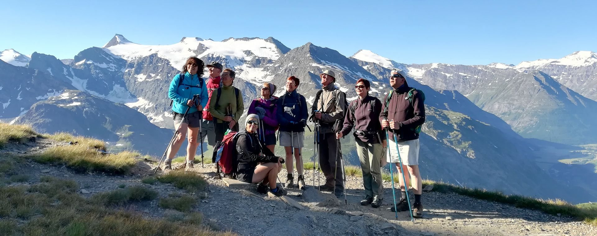 Groupe de randonneurs sur un col face aux glaciers - Massif de la Vanoise - Alpes françaises