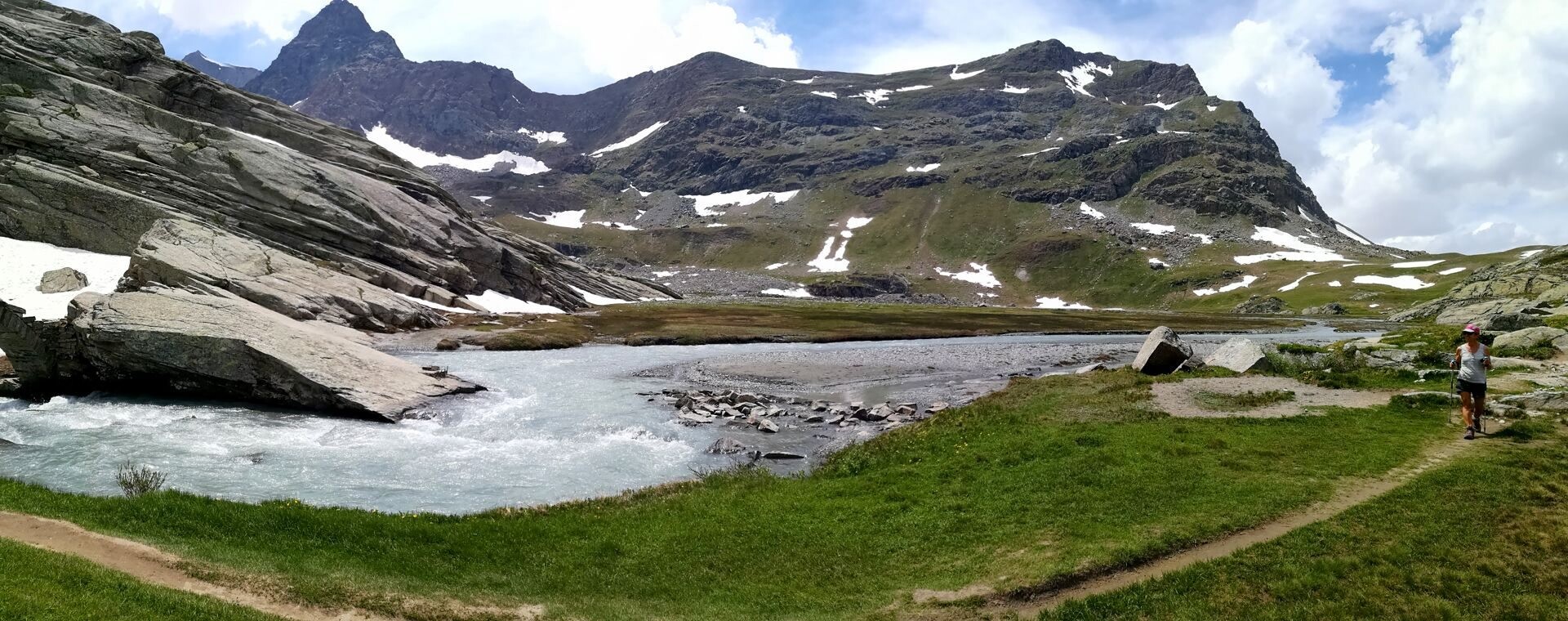 Randonneuse au bord d'un torrent glaciaire - Massif de la Vanoise - Alpes françaises