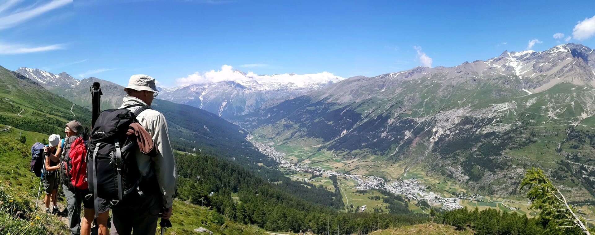Randonneurs surplombant la vallée de la Maurienne - Massif de la Vanoise - Alpes françaises