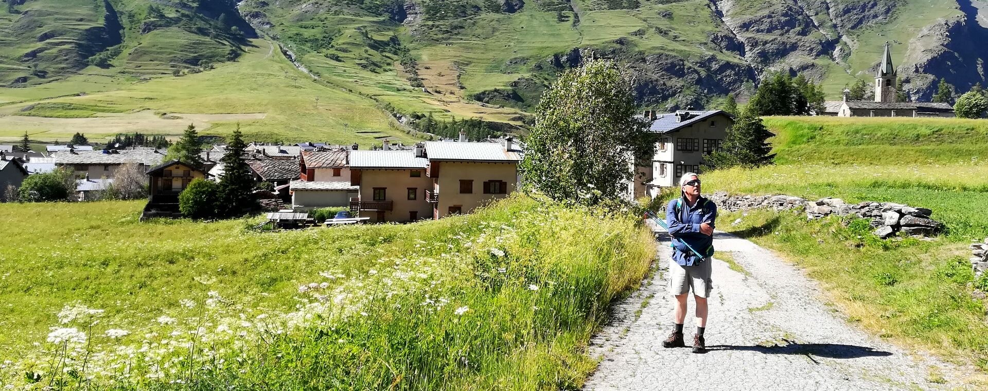 Randonneur traversant un village de Haute-Maurienne - Massif de la Vanoise - Alpes françaises