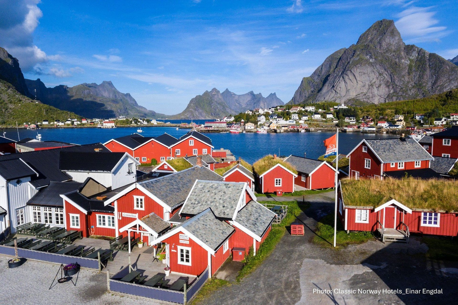Rorbuer rouges au bord du fjord - Reine - Lofoten