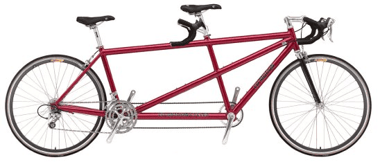 Tandem rouge pour deux cyclistes - Ecovia Algarve Portugal