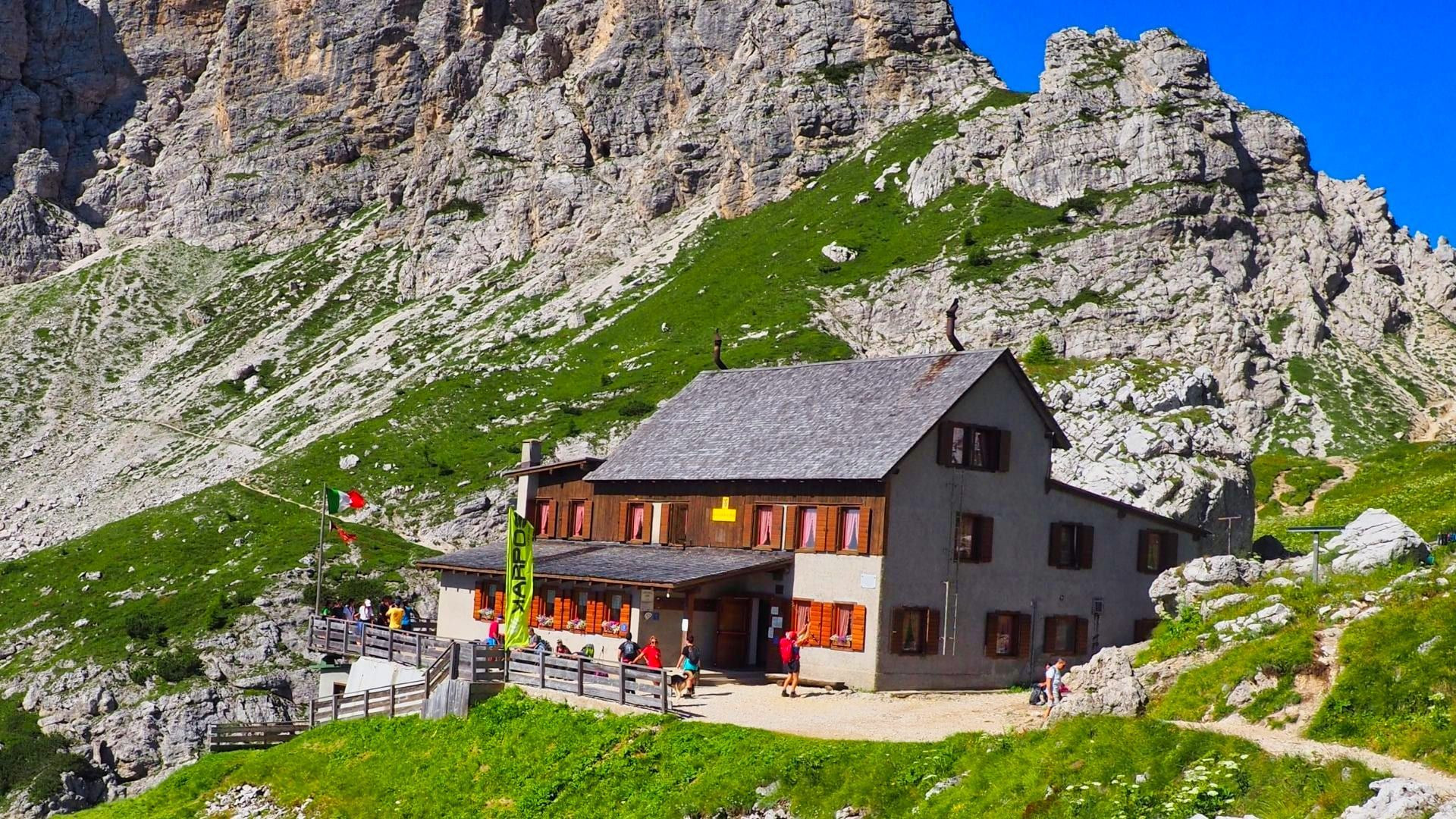 Refuge au bord d un lac dans l Oisans - France