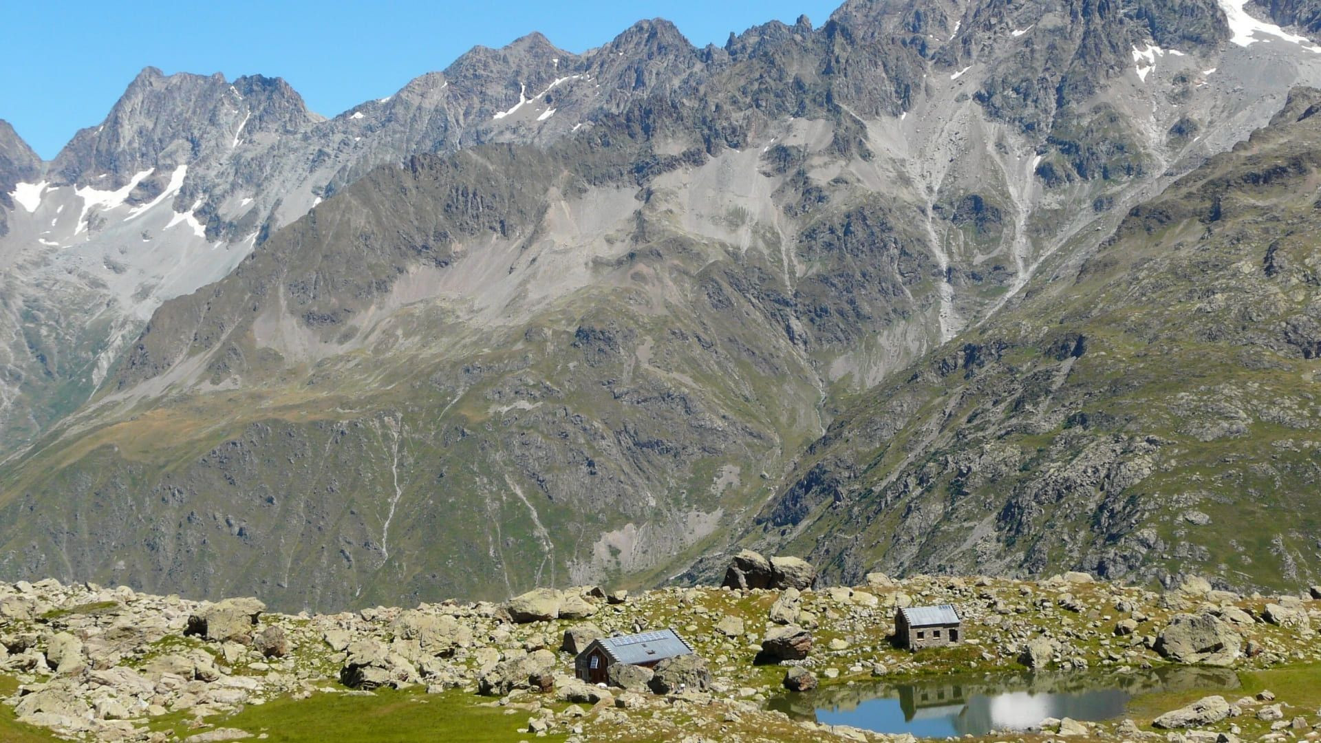 Refuge au bord d'un lac - Oisans - Écrins - France