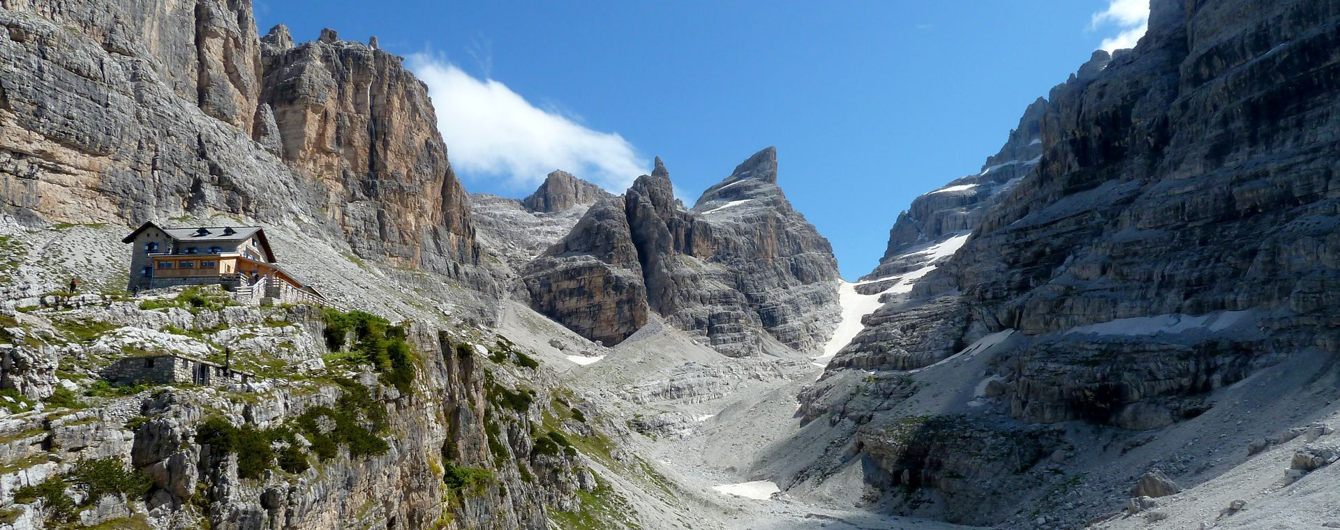 Refuge Tuckett accroché à la montagne - Dolomites de Brenta - Italie