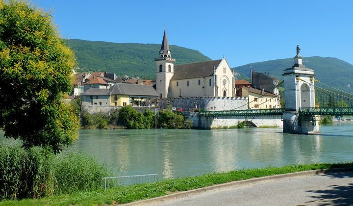 Église et pont suspendu de Seyssel sur le Rhône - France