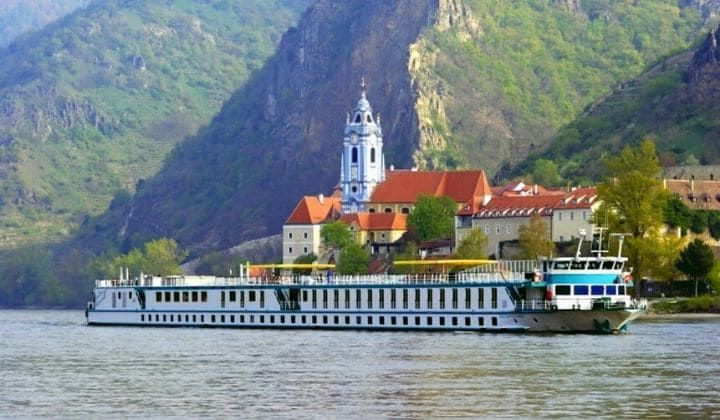 Bateau de croisière sur le Danube au pied de Dürnstein - Wachau - Autriche